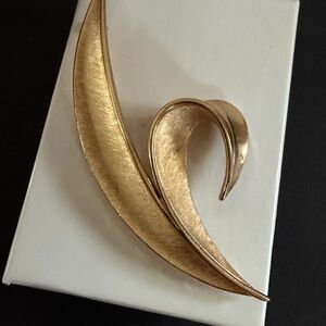 Crown Trifari Vintage Gold Sculptural Leaf Brooch - Elegant Vintage Style